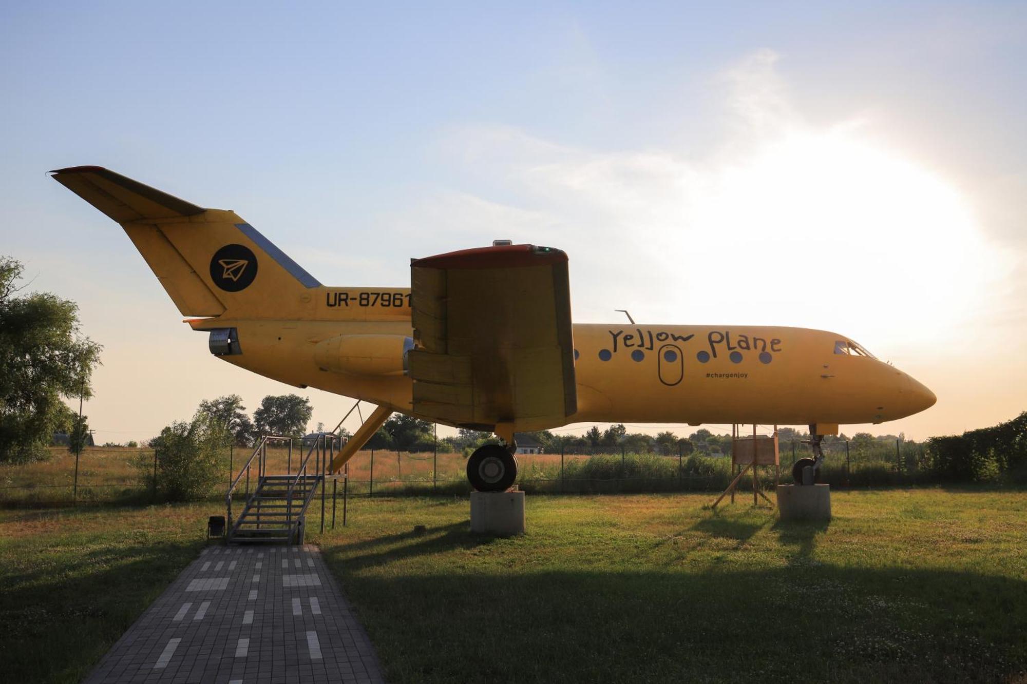 Yellow Plane Yurov Exterior foto